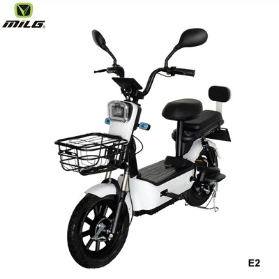 女性のシンプルな電動都市の自転車